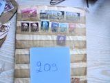 une feuille de papier sur laquelle sont apposés des timbres, posée sur une table