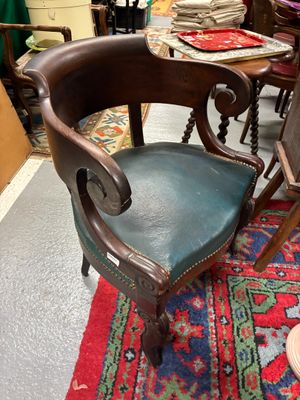 une chaise posée sur un tapis dans une pièce