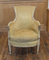 Fauteuil type "bergère" en bois sculpté laqué crème, à dossi… (photo 2)