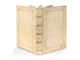 un vieux livre ouvert sur une surface blanche