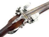 un gros plan d'un fusil sur un fond blanc avec un fond blanc