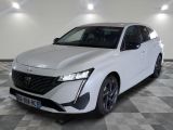 la voiture blanche est garée sur le sol à carreaux d'une pièce