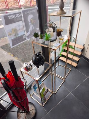 une étagère en verre sur laquelle sont posés des parapluies et d'autres objets