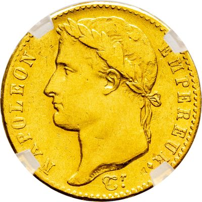 Gros plan sur une pièce d'or ornée d'une tête de femme