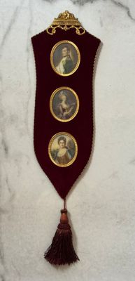 une banderole rouge ornée d'images, accrochée à un mur