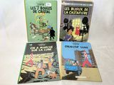 trois livres pour enfants sont posés sur une surface blanche