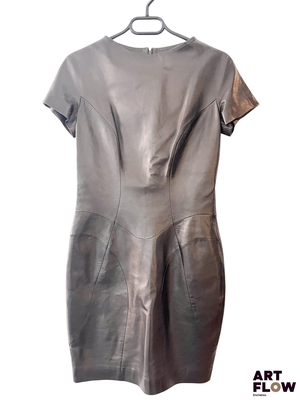 robe en cuir gris suspendue à un cintre sur fond blanc