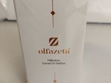 une boîte blanche avec un logo dessus, posée sur une table