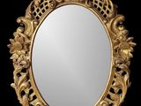 un miroir orné d'un cadre doré sur fond noir
