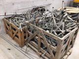 un gros tas d'outils rangés dans une caisse en bois