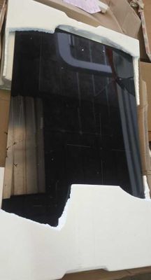 une photo d'une fenêtre cassée dans une boîte en carton