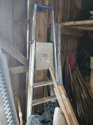 une échelle appuyée contre un mur dans un garage