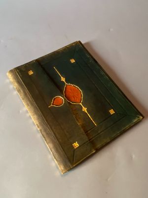 un petit livre avec une illustration sur la couverture, posé sur une table
