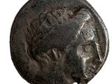 une pièce de monnaie ancienne portant un visage de femme