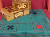 deux boîtes posées sur une table