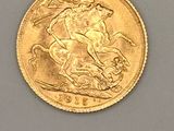une pièce d'or sur laquelle est représenté un homme à cheval