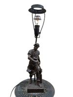 Lampe de table en régule patiné à l’imitation du bronze repr…