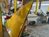 deux parapluies jaunes posés sur un chariot à l'intérieur d'un immeuble