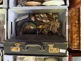une pile de vieilles valises et d'autres objets dans une pièce