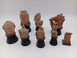 plusieurs morceaux d'argile sont disposés en rangée sur une surface blanche