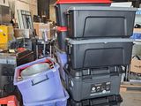 de nombreux cartons empilés les uns sur les autres dans un entrepôt