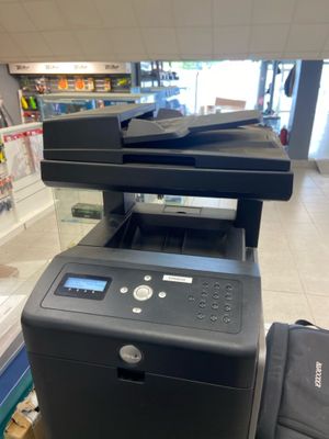 une imprimante posée par terre dans le magasin