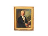 portrait d'un homme en costume noir tenant un livre