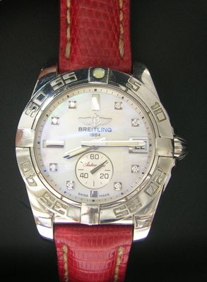 gros plan d'une montre-bracelet avec un bracelet rouge