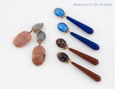 trois paires de boucles d'oreilles ornées de pierres bleues, rouges et marron
