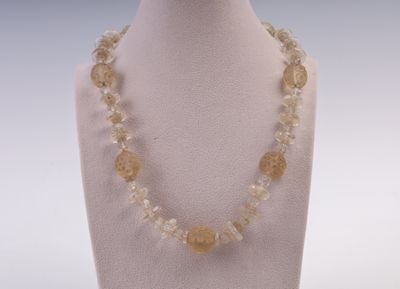 gros plan d'un collier sur un mannequin mannequin
