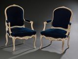paire de fauteuils de style Louis XV avec assises recouvertes de velours bleu