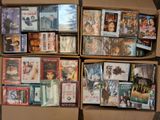 un grand nombre de DVD dans une boîte en carton posée sur le sol
