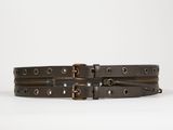 un gros plan d'une ceinture marron avec une boucle en métal