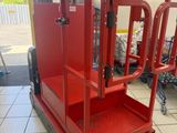 un gros plan d'un chariot élévateur rouge garé dans un magasin
