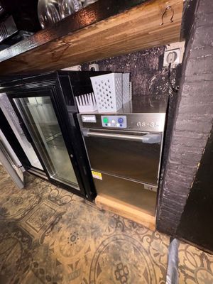 une photo d'une cuisine avec une cuisinière et un réfrigérateur