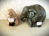 deux figurines d'éléphants posées sur une table