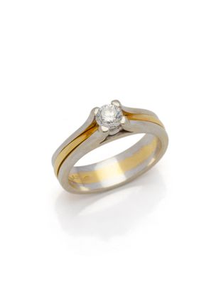 une bague en or et en argent sertie d'un seul diamant