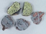 quatre types de roches différents sont représentés sur une surface blanche