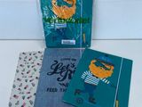 deux livres posés sur une table l'un à côté de l'autre