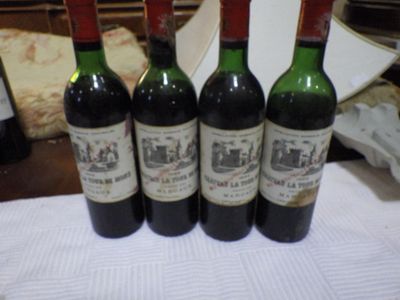 trois bouteilles de vin sont alignées sur une table