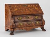 une image d'un petit bureau en bois avec des tiroirs