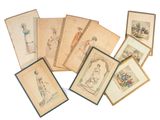un lot de cartes posées sur une table