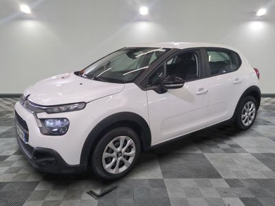 la citrole blanche est garee sur un carrelage en damier
