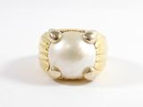 une image représentant une bague en or sertie d'une perle blanche