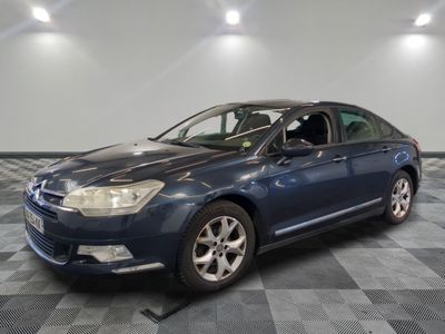 la voiture bleue est garée dans le garage sur le sol en damier