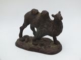 statue d'un chameau posé sur un rocher, sur fond blanc