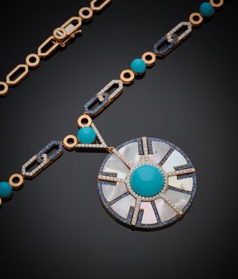 un collier en or et turquoise orné d'un pendentif circulaire
