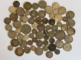 une pile de vieilles pièces de monnaie sur une surface blanche