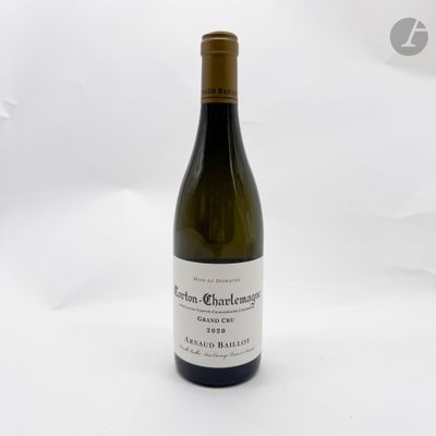 une bouteille de vin posée sur une table