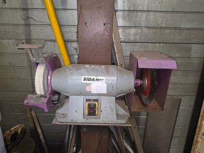 une machine qui se trouve dans un garage